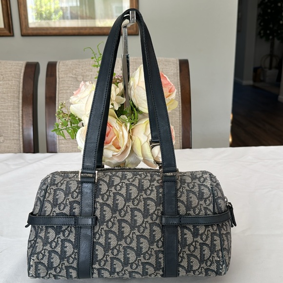🎉🎉SOLD 🎉🎉 Authentic Dior small shoulder bag - Picture 2 of 13